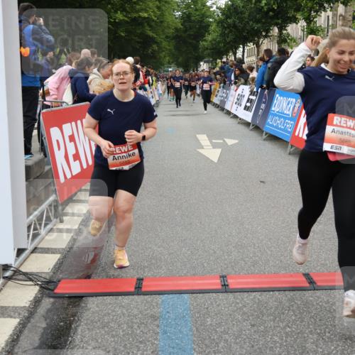 14.06.2026 - REWE Women's Run Strokosch-Dieckow http://msf.ph/oto/9767457 14.06.2026 11:00:40 Ziel 5001, 5002, 5003, 5004, 5050, 5147, 5432, 5435, 5453, 5665, 5719, 5782, 5883, 5929 meine-sportfotos.de