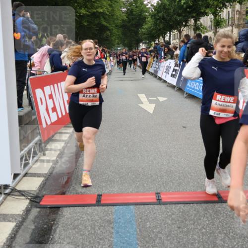 14.06.2026 - REWE Women's Run Strokosch-Dieckow http://msf.ph/oto/9767472 14.06.2026 11:00:40 Ziel 5001, 5002, 5003, 5004, 5050, 5147, 5432, 5435, 5453, 5665, 5719, 5782, 5883, 5929 meine-sportfotos.de