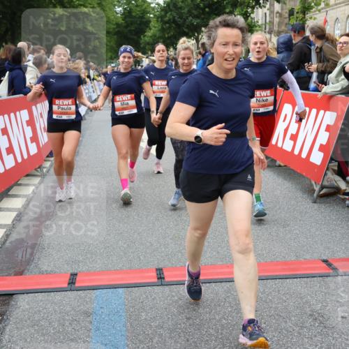14.06.2026 - REWE Women's Run Strokosch-Dieckow http://msf.ph/oto/9767648 14.06.2026 11:00:34 Ziel 5001, 5002, 5003, 5004, 5050, 5143, 5147, 5233, 5415, 5432, 5691, 5692, 5719, 5782, 5929, 6019, 6040 meine-sportfotos.de