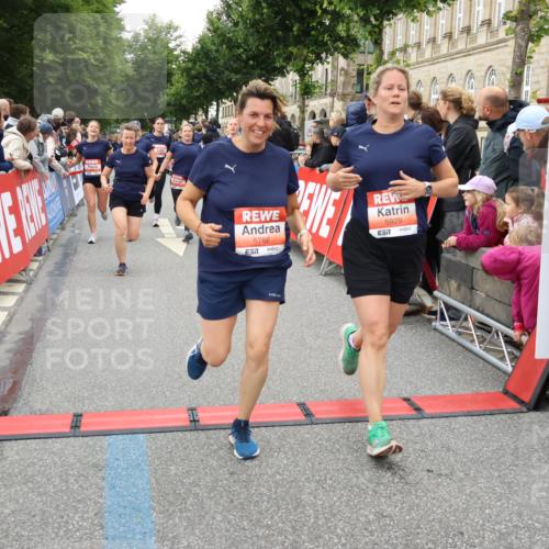 14.06.2026 - REWE Women's Run Strokosch-Dieckow http://msf.ph/oto/9767693 14.06.2026 11:00:32 Ziel 5001, 5002, 5003, 5004, 5143, 5147, 5233, 5403, 5415, 5691, 5692, 5719, 5782, 5929, 6019, 6040 meine-sportfotos.de