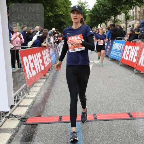14.06.2026 - REWE Women's Run Strokosch-Dieckow http://msf.ph/oto/9767700 14.06.2026 11:00:30 Ziel 5004, 5143, 5233, 5322, 5403, 5415, 5691, 5692, 5719, 5782, 5929, 6019, 6040 meine-sportfotos.de