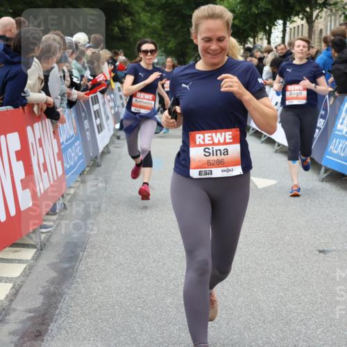14.06.2026 - REWE Women's Run Strokosch-Dieckow http://msf.ph/oto/9768143 14.06.2026 11:00:07 Ziel 5094, 5217, 5286, 5340, 5526, 5569, 5821, 5873, 5886, 6034, 6035 meine-sportfotos.de