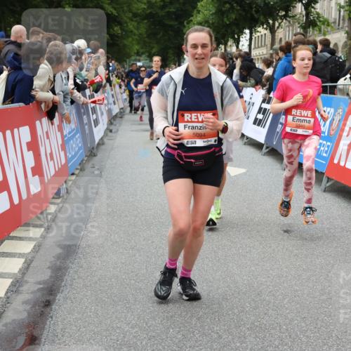 14.06.2026 - REWE Women's Run Strokosch-Dieckow http://msf.ph/oto/9768285 14.06.2026 11:00:03 Ziel 5094, 5139, 5217, 5258, 5286, 5340, 5569, 5873, 5886, 6030, 6034 meine-sportfotos.de