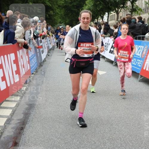 14.06.2026 - REWE Women's Run Strokosch-Dieckow http://msf.ph/oto/9768306 14.06.2026 11:00:03 Ziel 5094, 5139, 5217, 5258, 5286, 5340, 5569, 5873, 5886, 6030, 6034 meine-sportfotos.de