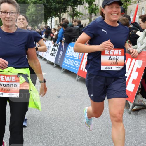 14.06.2026 - REWE Women's Run Strokosch-Dieckow http://msf.ph/oto/9768448 14.06.2026 10:59:57 Ziel 5139, 5258, 5569, 5873, 5886, 6030, 6031 meine-sportfotos.de