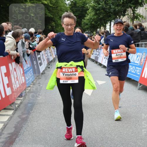 14.06.2026 - REWE Women's Run Strokosch-Dieckow http://msf.ph/oto/9768522 14.06.2026 10:59:56 Ziel 5139, 5258, 5569, 5873, 6030, 6031 meine-sportfotos.de