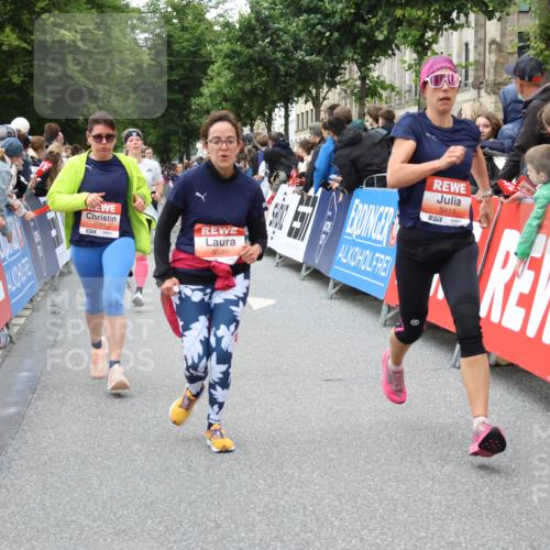 14.06.2026 - REWE Women's Run Strokosch-Dieckow http://msf.ph/oto/9768890 14.06.2026 10:59:39 Ziel 5032, 5117, 5404, 5409, 5418, 5536, 5590, 5634, 5701, 6016 meine-sportfotos.de