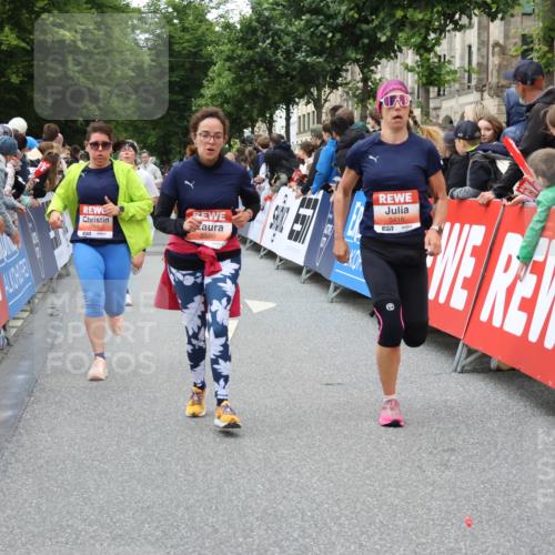 14.06.2026 - REWE Women's Run Strokosch-Dieckow http://msf.ph/oto/9768928 14.06.2026 10:59:39 Ziel 5032, 5117, 5404, 5409, 5418, 5536, 5590, 5634, 5701, 6016 meine-sportfotos.de