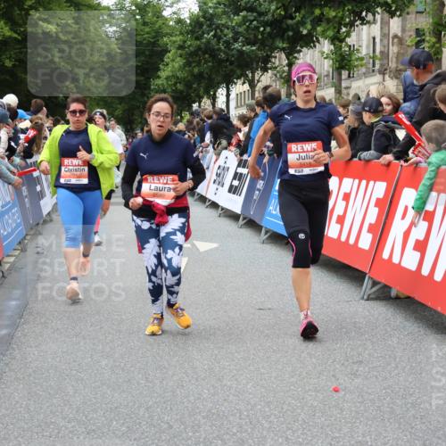 14.06.2026 - REWE Women's Run Strokosch-Dieckow http://msf.ph/oto/9768938 14.06.2026 10:59:39 Ziel 5032, 5117, 5404, 5409, 5418, 5536, 5590, 5634, 5701, 6016 meine-sportfotos.de