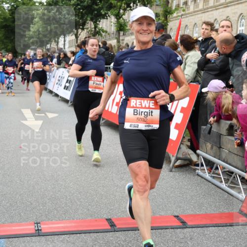 14.06.2026 - REWE Women's Run Strokosch-Dieckow http://msf.ph/oto/9769061 14.06.2026 10:59:35 Ziel 5032, 5117, 5404, 5409, 5418, 5701 meine-sportfotos.de
