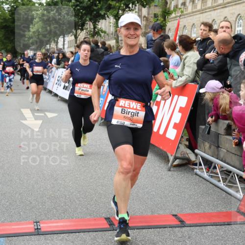 14.06.2026 - REWE Women's Run Strokosch-Dieckow http://msf.ph/oto/9769082 14.06.2026 10:59:35 Ziel 5032, 5117, 5404, 5409, 5418, 5701 meine-sportfotos.de