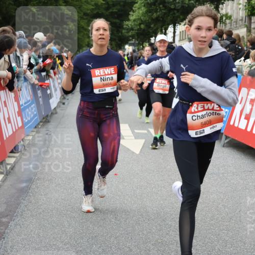 14.06.2026 - REWE Women's Run Strokosch-Dieckow http://msf.ph/oto/9769121 14.06.2026 10:59:33 Ziel 5032, 5172, 5404, 5409, 5701 meine-sportfotos.de