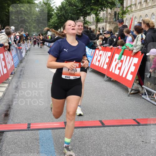 14.06.2026 - REWE Women's Run Strokosch-Dieckow http://msf.ph/oto/9769216 14.06.2026 10:59:24 Ziel 5095, 5172, 5337, 5635, 5731, 6011, 6020, 6054, 6056 meine-sportfotos.de