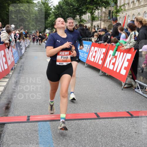 14.06.2026 - REWE Women's Run Strokosch-Dieckow http://msf.ph/oto/9769239 14.06.2026 10:59:24 Ziel 5095, 5172, 5337, 5635, 5731, 6011, 6020, 6054, 6056 meine-sportfotos.de