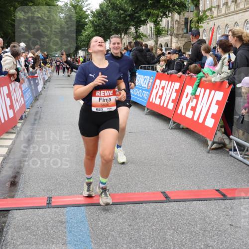 14.06.2026 - REWE Women's Run Strokosch-Dieckow http://msf.ph/oto/9769250 14.06.2026 10:59:24 Ziel 5095, 5172, 5337, 5635, 5731, 6011, 6020, 6054, 6056 meine-sportfotos.de