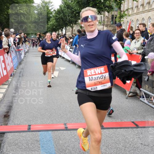 14.06.2026 - REWE Women's Run Strokosch-Dieckow http://msf.ph/oto/9769280 14.06.2026 10:59:23 Ziel 5095, 5172, 5337, 5635, 5731, 6011, 6020, 6054, 6056 meine-sportfotos.de