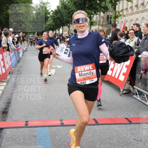 14.06.2026 - REWE Women's Run Strokosch-Dieckow http://msf.ph/oto/9769290 14.06.2026 10:59:23 Ziel 5095, 5172, 5337, 5635, 5731, 6011, 6020, 6054, 6056 meine-sportfotos.de