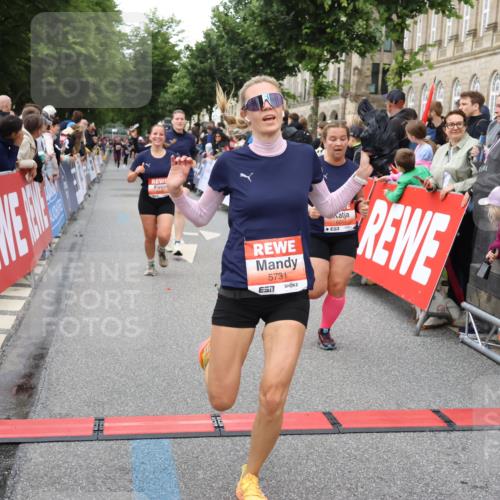 14.06.2026 - REWE Women's Run Strokosch-Dieckow http://msf.ph/oto/9769311 14.06.2026 10:59:23 Ziel 5095, 5172, 5337, 5635, 5731, 6011, 6020, 6054, 6056 meine-sportfotos.de