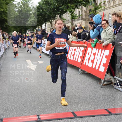 14.06.2026 - REWE Women's Run Strokosch-Dieckow http://msf.ph/oto/9769472 14.06.2026 10:59:17 Ziel 5095, 5595, 5675, 5986, 6020, 6054, 6056 meine-sportfotos.de