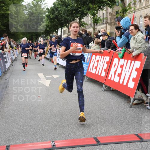 14.06.2026 - REWE Women's Run Strokosch-Dieckow http://msf.ph/oto/9769482 14.06.2026 10:59:17 Ziel 5095, 5595, 5675, 5986, 6020, 6054, 6056 meine-sportfotos.de