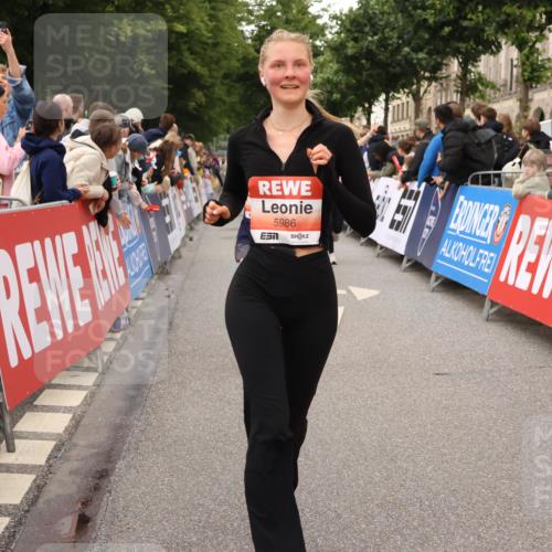 14.06.2026 - REWE Women's Run Strokosch-Dieckow http://msf.ph/oto/9769666 14.06.2026 10:59:09 Ziel 5142, 5226, 5376, 5595, 5675, 5703, 5986 meine-sportfotos.de