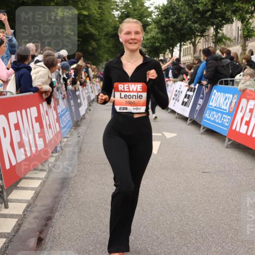 14.06.2026 - REWE Women's Run Strokosch-Dieckow http://msf.ph/oto/9769678 14.06.2026 10:59:09 Ziel 5142, 5226, 5376, 5595, 5675, 5703, 5986 meine-sportfotos.de