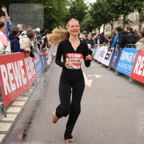 14.06.2026 - REWE Women's Run Strokosch-Dieckow http://msf.ph/oto/9769699 14.06.2026 10:59:09 Ziel 5142, 5226, 5376, 5595, 5675, 5703, 5986 meine-sportfotos.de