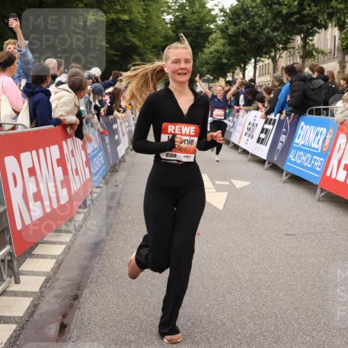 14.06.2026 - REWE Women's Run Strokosch-Dieckow http://msf.ph/oto/9769712 14.06.2026 10:59:09 Ziel 5142, 5226, 5376, 5595, 5675, 5703, 5986 meine-sportfotos.de