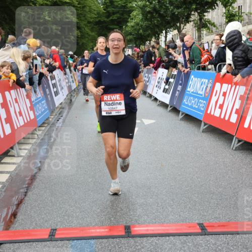 14.06.2026 - REWE Women's Run Strokosch-Dieckow http://msf.ph/oto/9769745 14.06.2026 09:54:05 Ziel 10236, 10847, 11184 meine-sportfotos.de