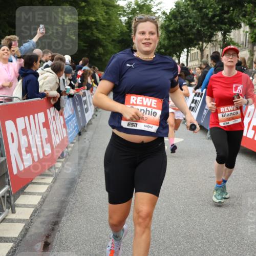 14.06.2026 - REWE Women's Run Strokosch-Dieckow http://msf.ph/oto/9769815 14.06.2026 10:59:04 Ziel 5066, 5067, 5142, 5144, 5154, 5226, 5376, 5703, 5741, 5911 meine-sportfotos.de
