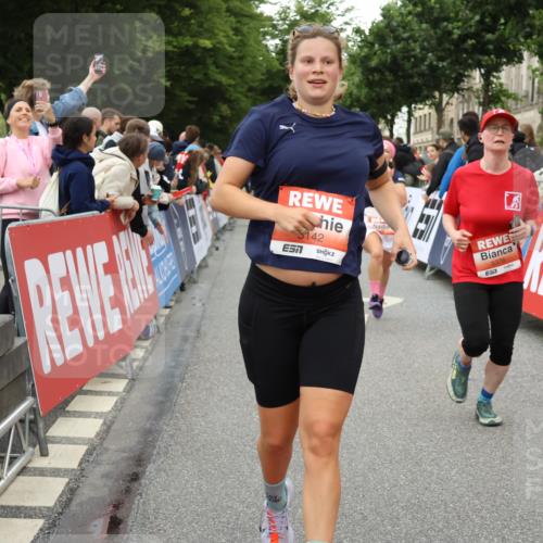 14.06.2026 - REWE Women's Run Strokosch-Dieckow http://msf.ph/oto/9769825 14.06.2026 10:59:04 Ziel 5066, 5067, 5142, 5144, 5154, 5226, 5376, 5703, 5741, 5911 meine-sportfotos.de