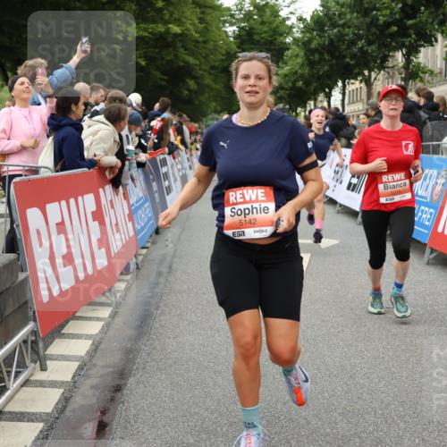 14.06.2026 - REWE Women's Run Strokosch-Dieckow http://msf.ph/oto/9769863 14.06.2026 10:59:04 Ziel 5066, 5067, 5142, 5144, 5154, 5226, 5376, 5703, 5741, 5911 meine-sportfotos.de