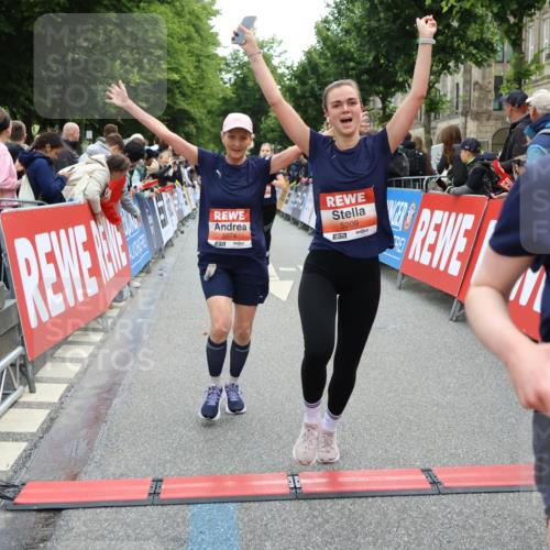 14.06.2026 - REWE Women's Run Strokosch-Dieckow http://msf.ph/oto/9769881 14.06.2026 10:57:03 Ziel 5021, 5074, 5209, 5571, 5583, 5964, 6053 meine-sportfotos.de