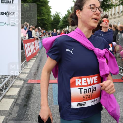 14.06.2026 - REWE Women's Run Strokosch-Dieckow http://msf.ph/oto/9769904 14.06.2026 10:59:01 Ziel 5066, 5067, 5142, 5144, 5154, 5226, 5376, 5402, 5553, 5585, 5616, 5703, 5741, 5766, 5911, 6036 meine-sportfotos.de