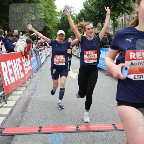 14.06.2026 - REWE Women's Run Strokosch-Dieckow http://msf.ph/oto/9769914 14.06.2026 10:57:03 Ziel 5021, 5074, 5209, 5571, 5583, 5964, 6053 meine-sportfotos.de