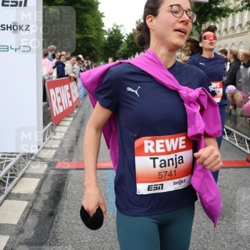 14.06.2026 - REWE Women's Run Strokosch-Dieckow http://msf.ph/oto/9769919 14.06.2026 10:59:01 Ziel 5066, 5067, 5142, 5144, 5154, 5226, 5376, 5402, 5553, 5585, 5616, 5703, 5741, 5766, 5911, 6036 meine-sportfotos.de