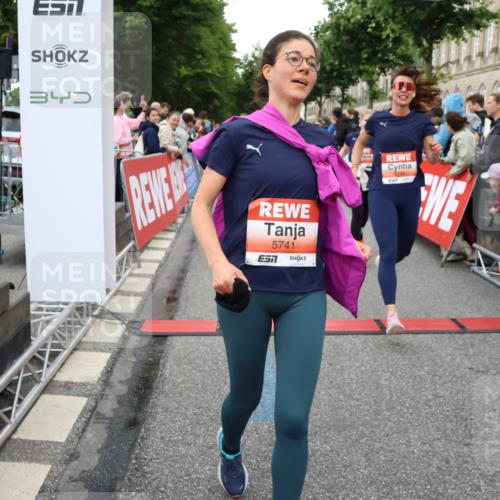 14.06.2026 - REWE Women's Run Strokosch-Dieckow http://msf.ph/oto/9769934 14.06.2026 10:59:00 Ziel 5066, 5067, 5142, 5144, 5154, 5226, 5376, 5402, 5553, 5585, 5616, 5741, 5766, 5911, 6036 meine-sportfotos.de