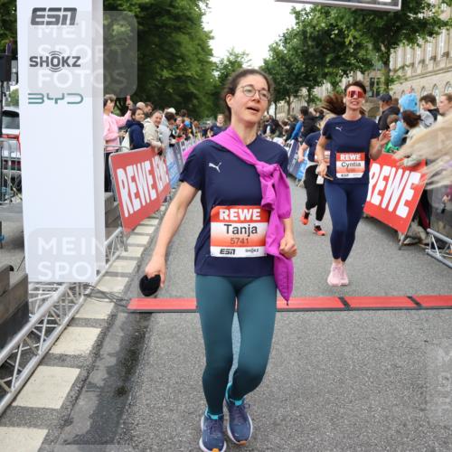 14.06.2026 - REWE Women's Run Strokosch-Dieckow http://msf.ph/oto/9769967 14.06.2026 10:59:00 Ziel 5066, 5067, 5142, 5144, 5154, 5226, 5376, 5402, 5553, 5585, 5616, 5741, 5766, 5911, 6036 meine-sportfotos.de