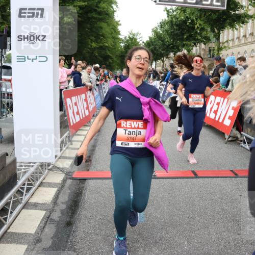 14.06.2026 - REWE Women's Run Strokosch-Dieckow http://msf.ph/oto/9769983 14.06.2026 10:59:00 Ziel 5066, 5067, 5142, 5144, 5154, 5226, 5376, 5402, 5553, 5585, 5616, 5741, 5766, 5911, 6036 meine-sportfotos.de