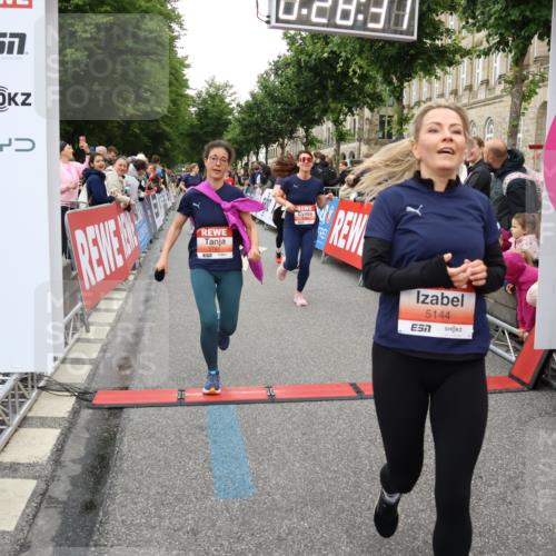 14.06.2026 - REWE Women's Run Strokosch-Dieckow http://msf.ph/oto/9770003 14.06.2026 10:58:59 Ziel 5066, 5067, 5142, 5144, 5154, 5226, 5402, 5553, 5585, 5616, 5741, 5766, 5911, 6036 meine-sportfotos.de