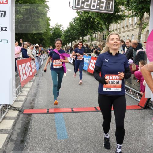 14.06.2026 - REWE Women's Run Strokosch-Dieckow http://msf.ph/oto/9770037 14.06.2026 10:58:59 Ziel 5066, 5067, 5142, 5144, 5154, 5226, 5402, 5553, 5585, 5616, 5741, 5766, 5911, 6036 meine-sportfotos.de