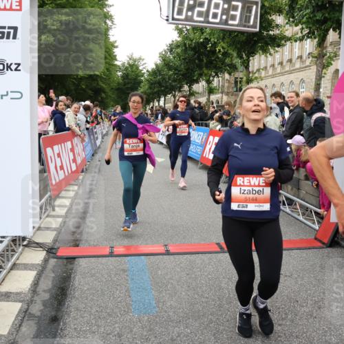 14.06.2026 - REWE Women's Run Strokosch-Dieckow http://msf.ph/oto/9770057 14.06.2026 10:58:59 Ziel 5066, 5067, 5142, 5144, 5154, 5226, 5402, 5553, 5585, 5616, 5741, 5766, 5911, 6036 meine-sportfotos.de