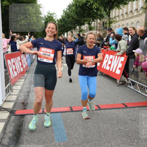 14.06.2026 - REWE Women's Run Strokosch-Dieckow http://msf.ph/oto/9770074 14.06.2026 10:58:58 Ziel 5066, 5067, 5144, 5154, 5226, 5402, 5553, 5585, 5616, 5741, 5766, 5911, 6036 meine-sportfotos.de