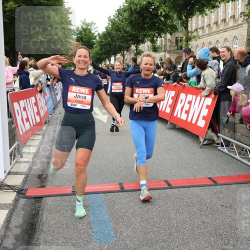 14.06.2026 - REWE Women's Run Strokosch-Dieckow http://msf.ph/oto/9770113 14.06.2026 10:58:58 Ziel 5066, 5067, 5144, 5154, 5226, 5402, 5553, 5585, 5616, 5741, 5766, 5911, 6036 meine-sportfotos.de