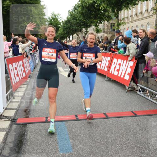 14.06.2026 - REWE Women's Run Strokosch-Dieckow http://msf.ph/oto/9770132 14.06.2026 10:58:57 Ziel 5066, 5067, 5144, 5154, 5226, 5402, 5553, 5585, 5616, 5741, 5766, 5911, 6036 meine-sportfotos.de