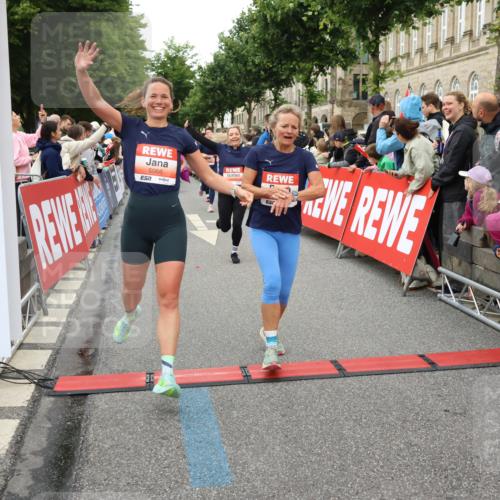 14.06.2026 - REWE Women's Run Strokosch-Dieckow http://msf.ph/oto/9770149 14.06.2026 10:58:57 Ziel 5066, 5067, 5144, 5154, 5226, 5402, 5553, 5585, 5616, 5741, 5766, 5911, 6036 meine-sportfotos.de