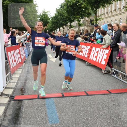14.06.2026 - REWE Women's Run Strokosch-Dieckow http://msf.ph/oto/9770168 14.06.2026 10:58:57 Ziel 5066, 5067, 5144, 5154, 5226, 5402, 5553, 5585, 5616, 5741, 5766, 5911, 6036 meine-sportfotos.de