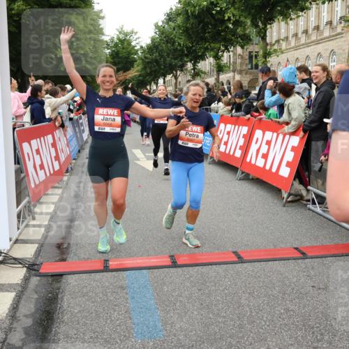 14.06.2026 - REWE Women's Run Strokosch-Dieckow http://msf.ph/oto/9770185 14.06.2026 10:58:57 Ziel 5066, 5067, 5144, 5154, 5226, 5402, 5553, 5585, 5616, 5741, 5766, 5911, 6036 meine-sportfotos.de