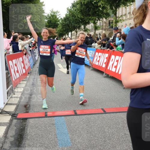 14.06.2026 - REWE Women's Run Strokosch-Dieckow http://msf.ph/oto/9770214 14.06.2026 10:58:57 Ziel 5066, 5067, 5144, 5154, 5226, 5402, 5553, 5585, 5616, 5741, 5766, 5911, 6036 meine-sportfotos.de
