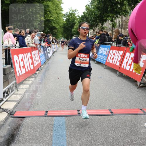 14.06.2026 - REWE Women's Run Strokosch-Dieckow http://msf.ph/oto/9770470 14.06.2026 10:56:41 Ziel 5945, 5953 meine-sportfotos.de